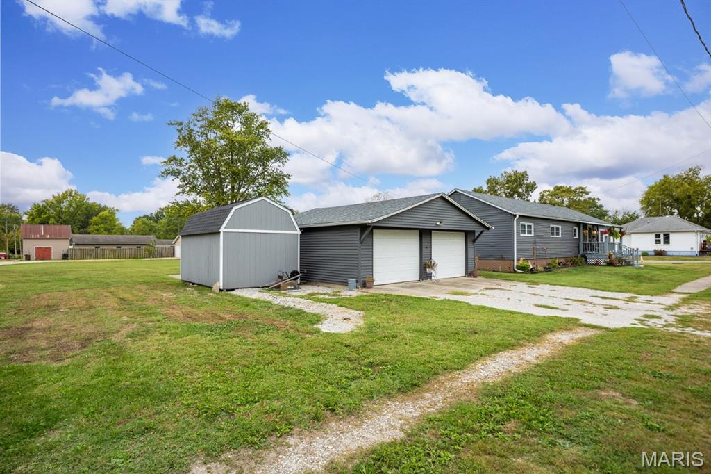 210 Fulton Street Gillespie, IL 62033 - Photo 7 of 32