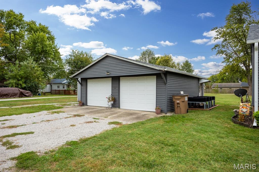 210 Fulton Street Gillespie, IL 62033 - Photo 8 of 32