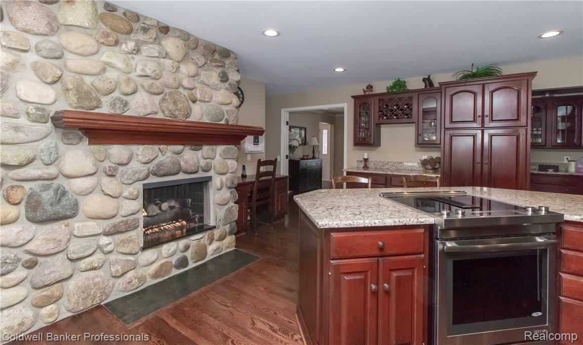 9150 Fox Hollow Road Clarkston, MI 48348 - Photo 19 of 58 Fireplace in the kitchen too!