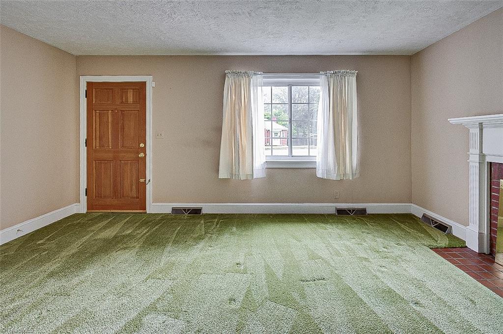 928 Cliff Road Asheboro, NC 27203 - Photo 7 of 39 Living Room