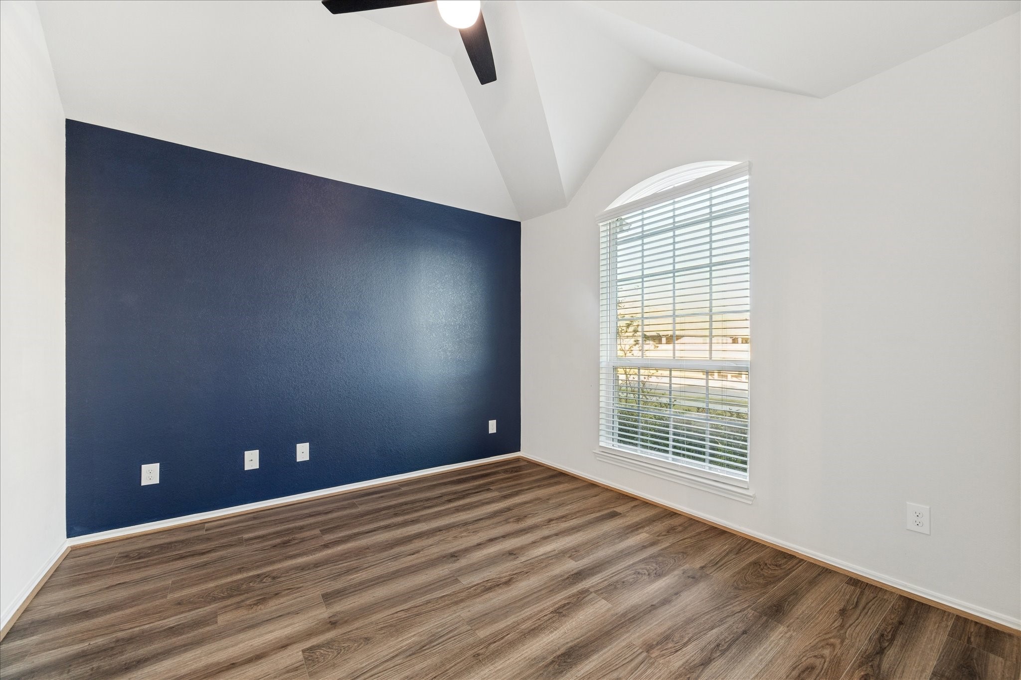 10318 Muir Bend Drive Rosharon, TX 77583 - Photo 2 of 10 an empty room with windows