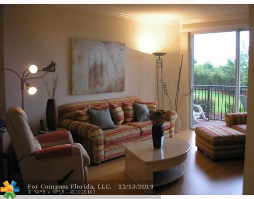 4402 Southwest 160th Avenue, Unit 918 Miramar, FL 33027 - Photo 4 of 15 Living Room