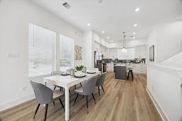 $389,900 | 5624 Camino Encantado Drive, Houston, TX 77091