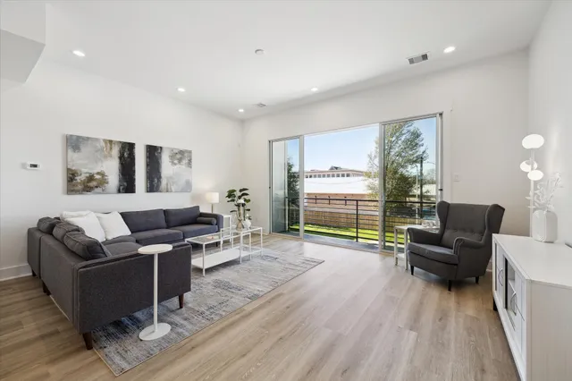 $389,900 | 5624 Camino Encantado Drive, Houston, TX 77091