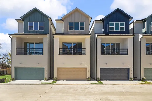 $389,900 | 5624 Camino Encantado Drive, Houston, TX 77091