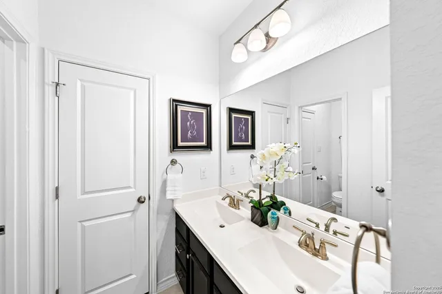 a view of a house with backyard