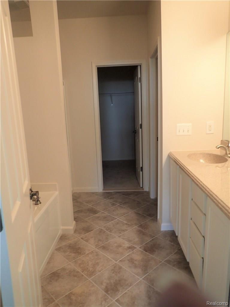 638 Telya Ridge, Unit 27 Milford, MI 48381 - Photo 23 of 54 Master Bath 1st Floor