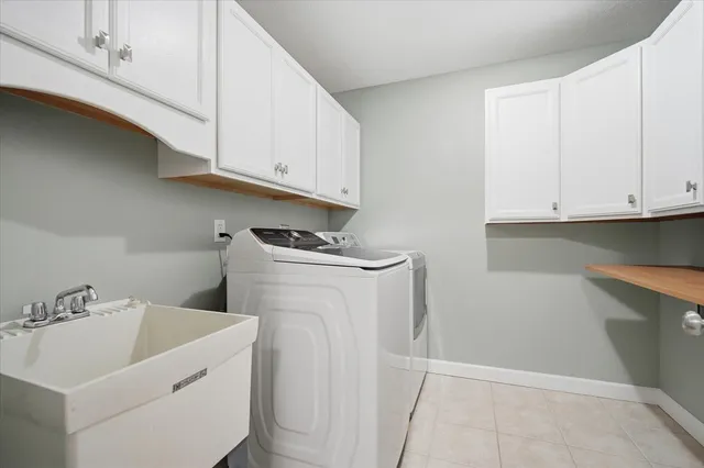 $380,000 | 11 Spruce Court, Bloomington, IL 61704