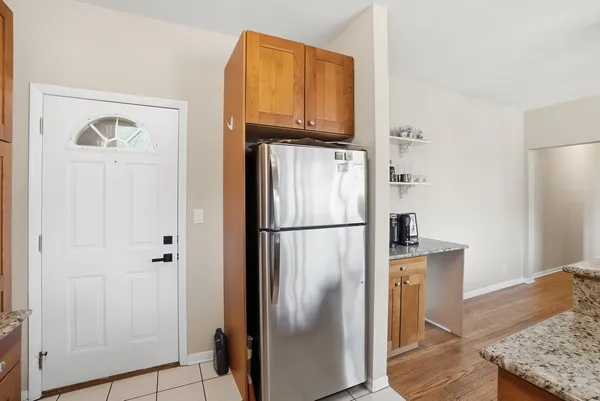 $2,300 | 7657 North Greenview Avenue, Unit 2, Chicago, IL 60626