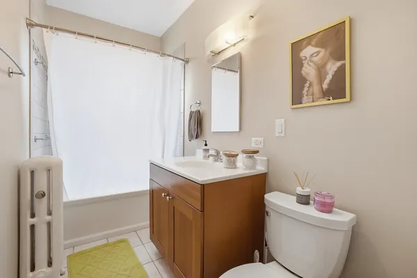 $2,300 | 7657 North Greenview Avenue, Unit 2, Chicago, IL 60626