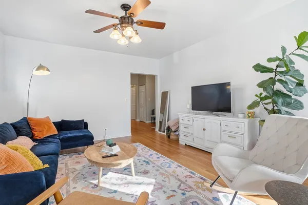 $2,300 | 7657 North Greenview Avenue, Unit 2, Chicago, IL 60626