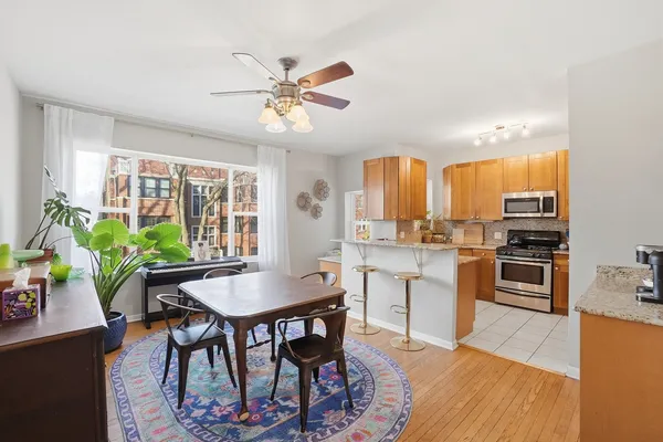 $2,300 | 7657 North Greenview Avenue, Unit 2, Chicago, IL 60626