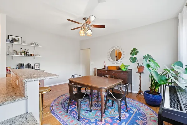 $2,300 | 7657 North Greenview Avenue, Unit 2, Chicago, IL 60626