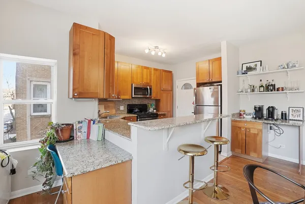 $2,300 | 7657 North Greenview Avenue, Unit 2, Chicago, IL 60626
