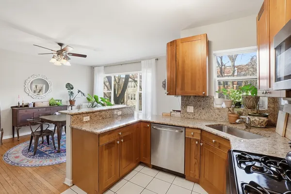$2,300 | 7657 North Greenview Avenue, Unit 2, Chicago, IL 60626