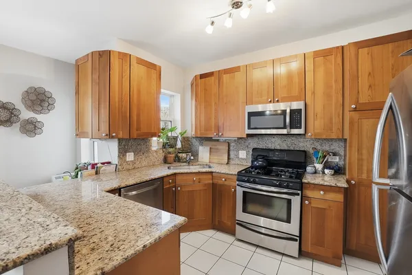 $2,300 | 7657 North Greenview Avenue, Unit 2, Chicago, IL 60626