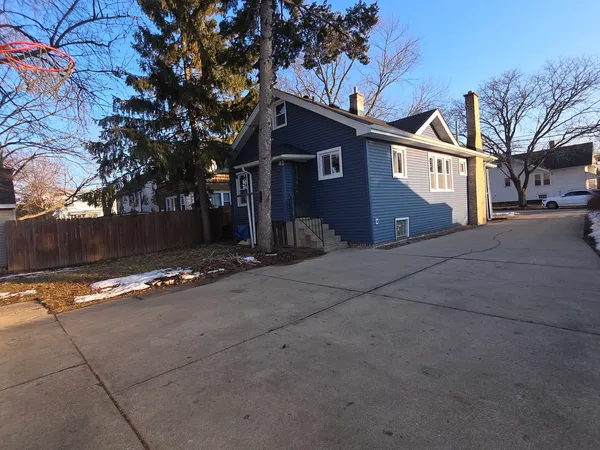 $274,900 | 634 West Ridgeland Avenue, Waukegan, IL 60085