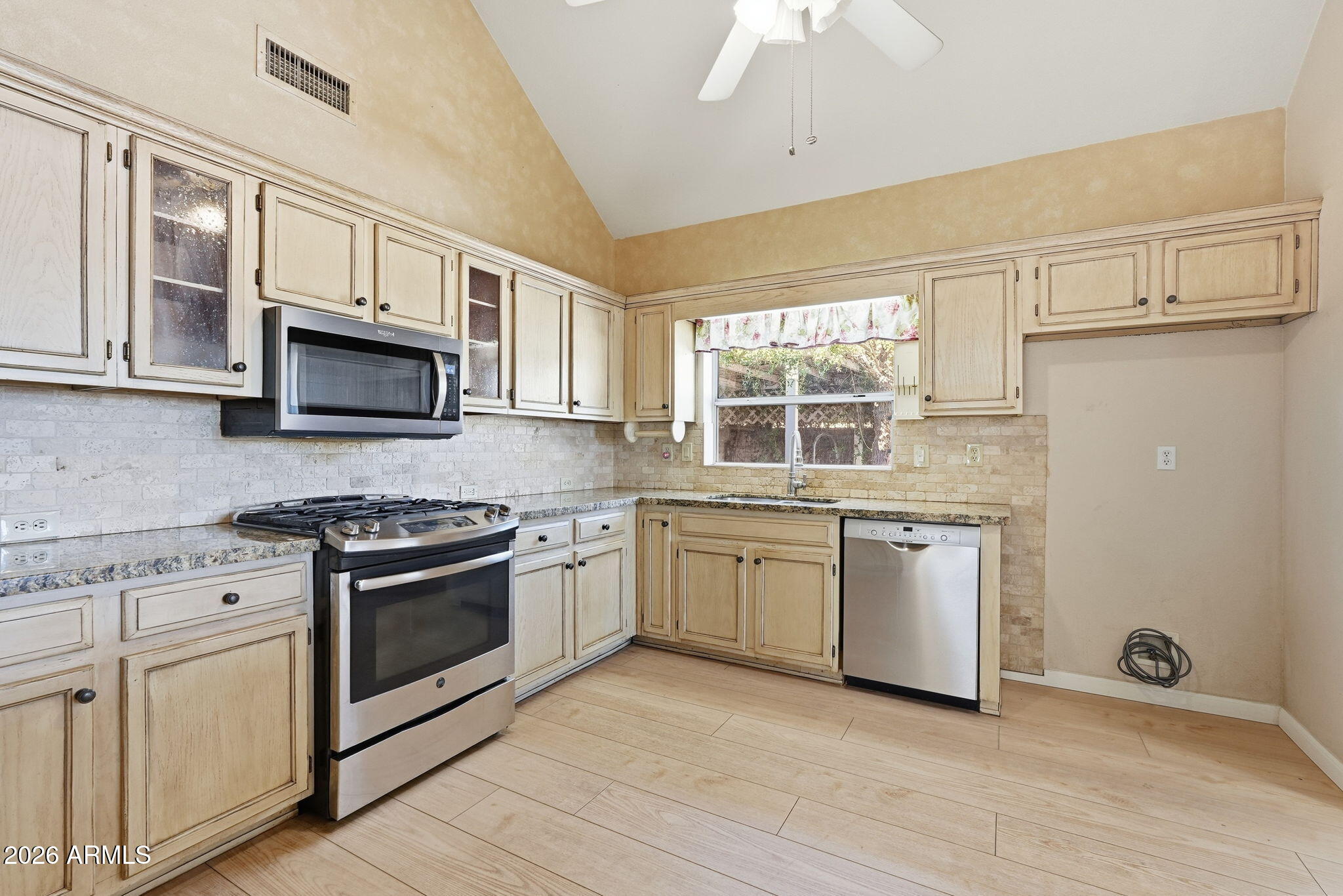 321 East Mitchell Drive Phoenix, AZ 85012 - Photo 12 of 35 013_ListerPros