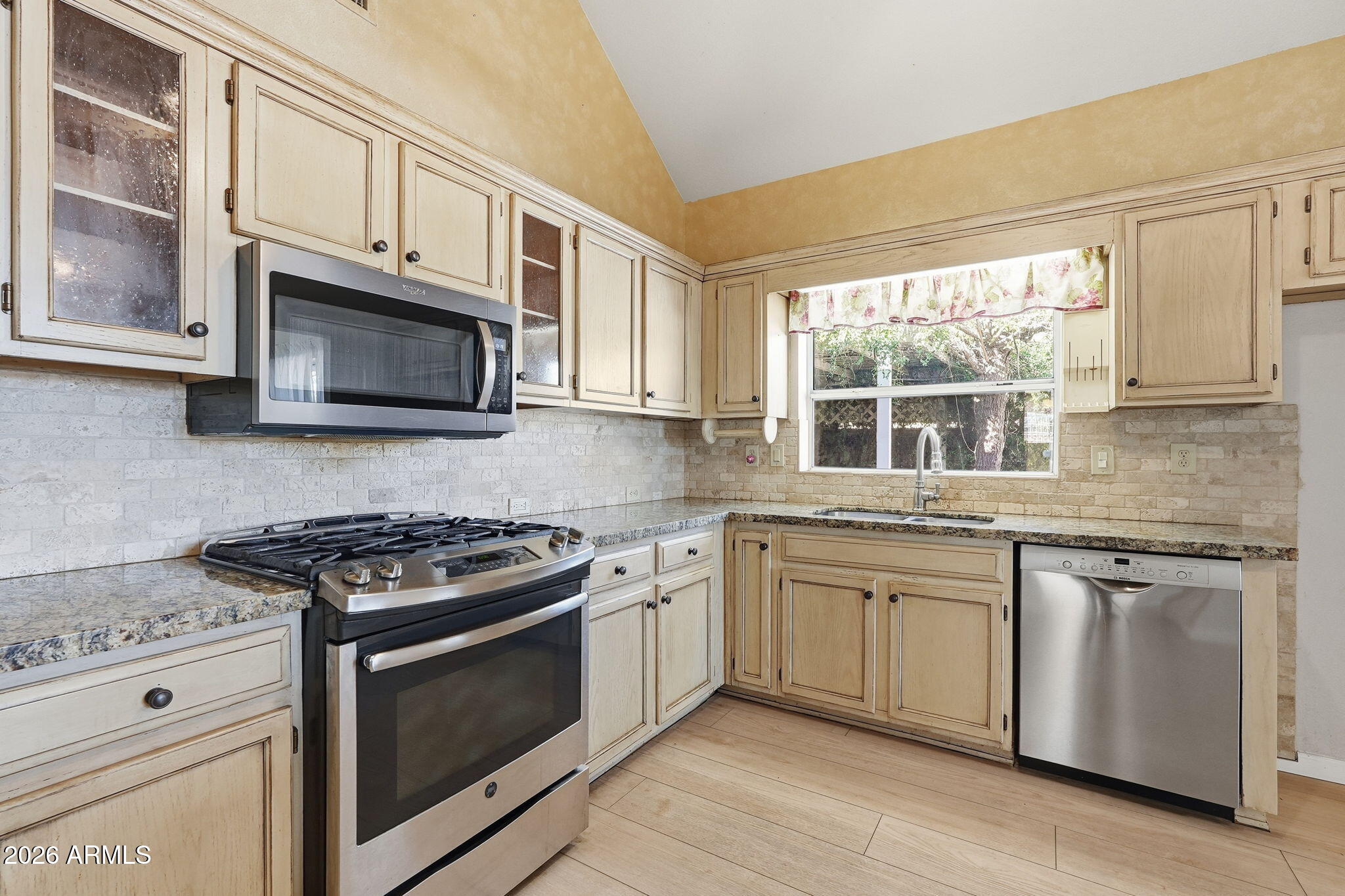 321 East Mitchell Drive Phoenix, AZ 85012 - Photo 13 of 35 014_ListerPros