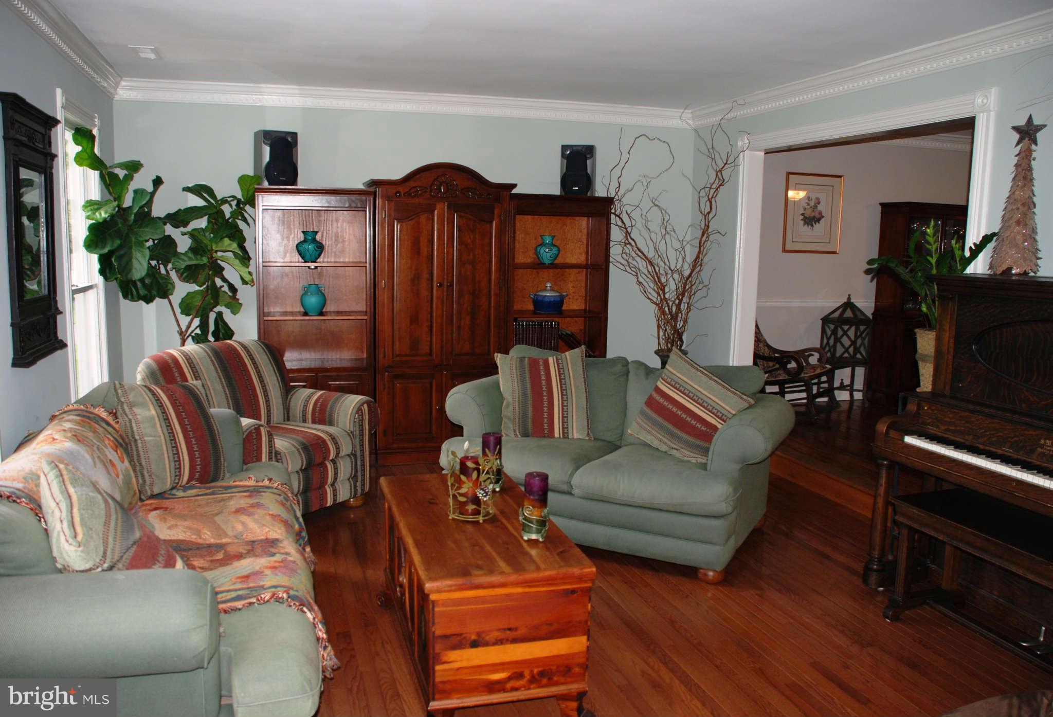 617 Fieldstone Road Silver Spring, MD 20905 - Photo 6 of 30 Living Room