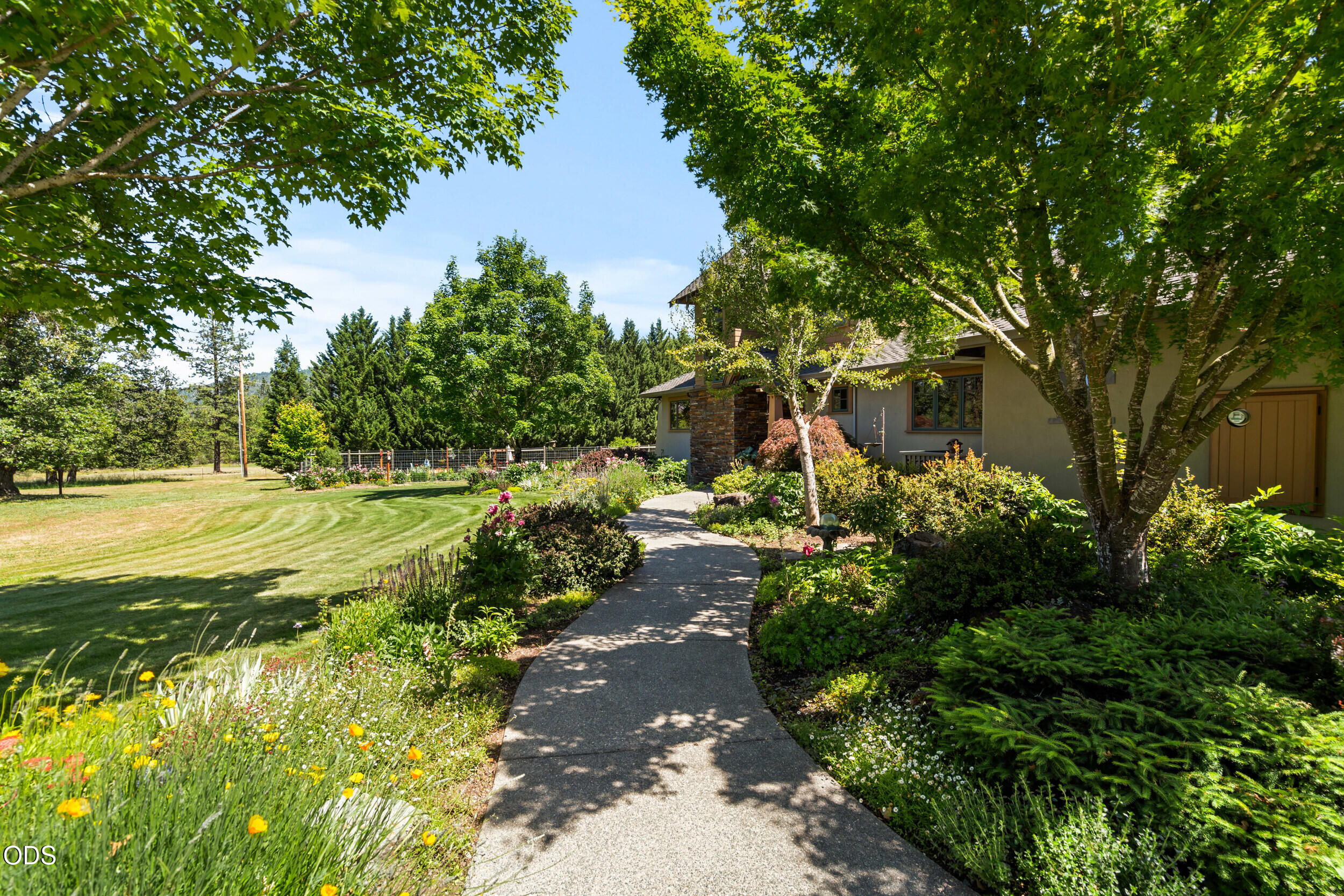 693 Horizon Hills Road Williams, OR 97544 - Photo 5 of 60