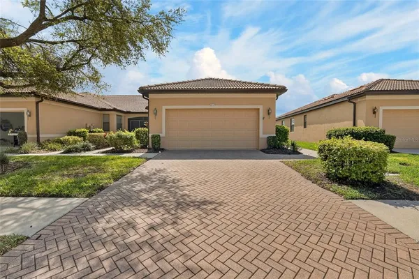 $2,300 | 210 Shell Falls Drive, Apollo Beach, FL 33572