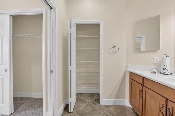 $2,300 | 210 Shell Falls Drive, Apollo Beach, FL 33572