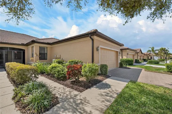 $2,300 | 210 Shell Falls Drive, Apollo Beach, FL 33572