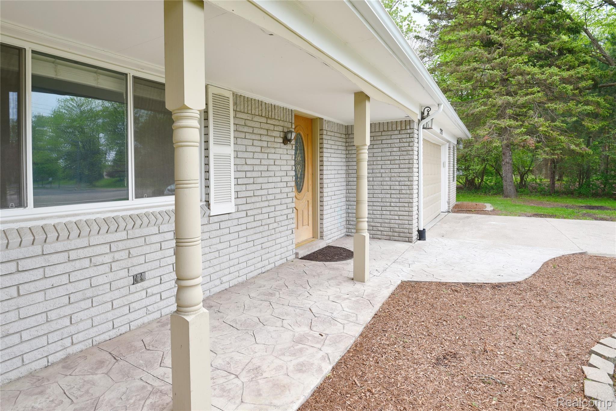 2793 E Square Lake Rd_02.JPG