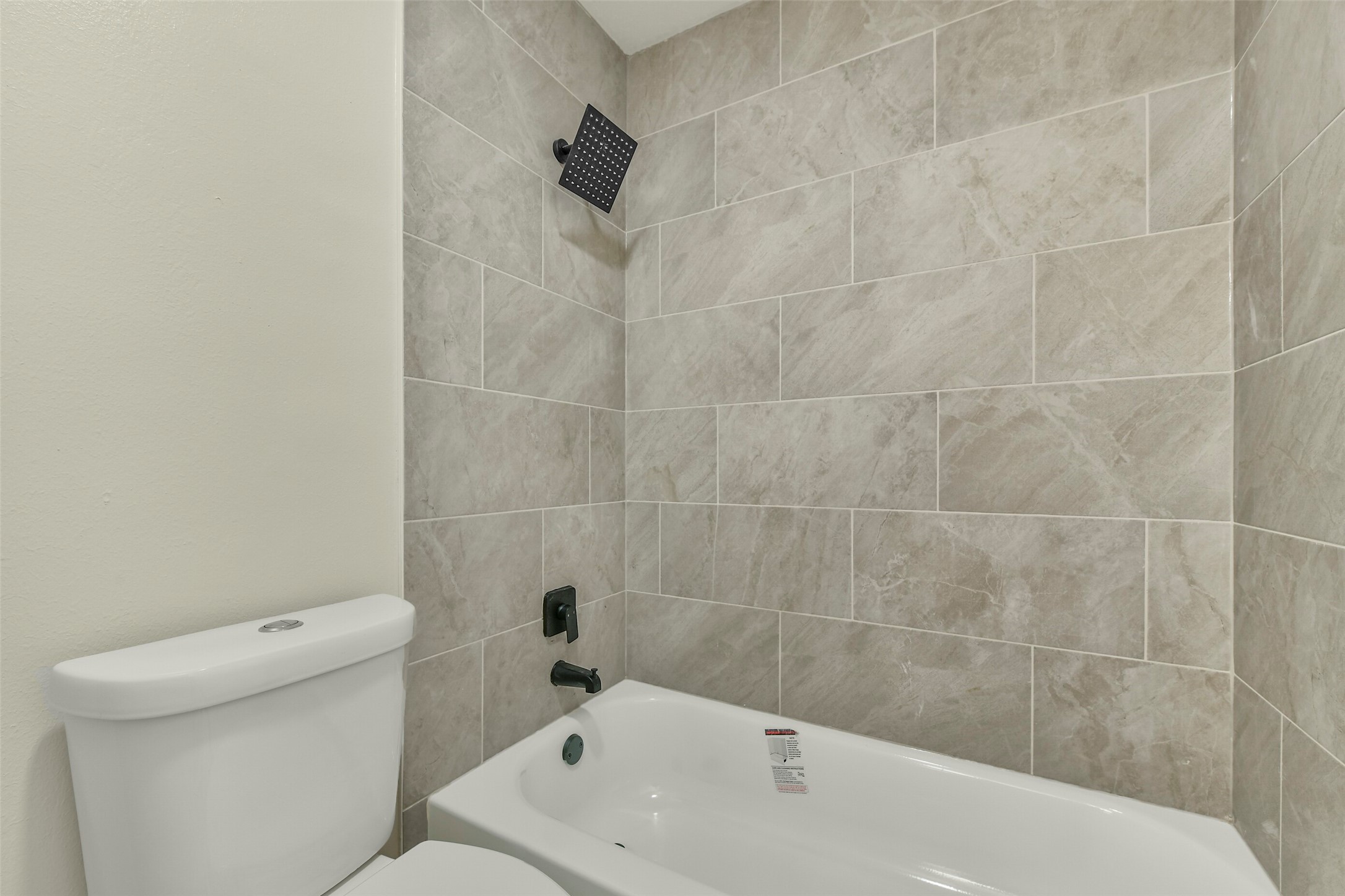 839 Quiet Spring Lane Houston, TX 77062 - Photo 23 of 28 Shower / tub combo
