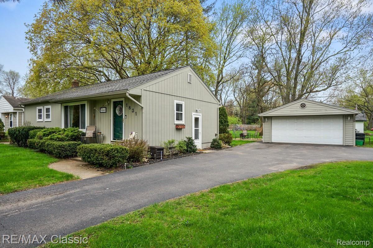 1831 South Commerce Road Walled Lake, MI 48390 - Photo 2 of 23 2 Car Detached Garage is Heated