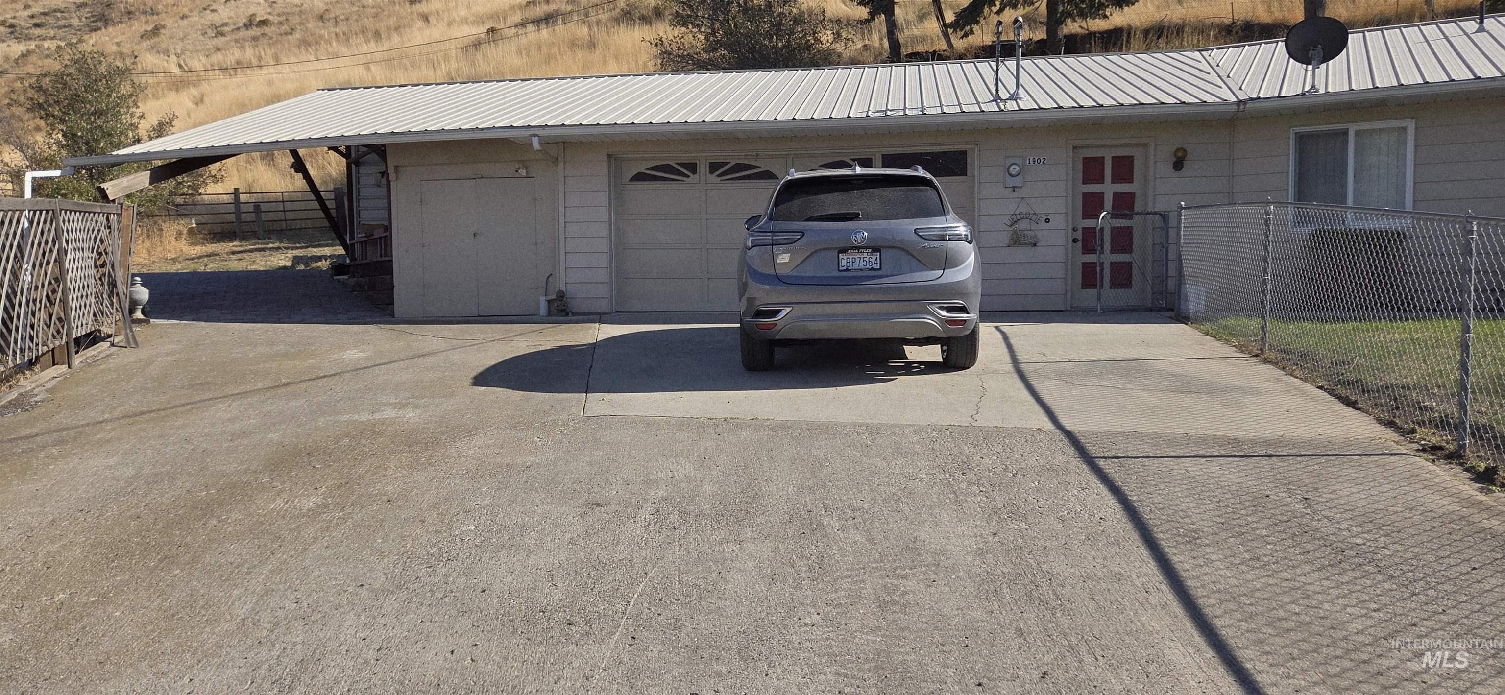 1902 Arlington Street Pomeroy, WA 99347 - Photo 8 of 27 Garage featuring concrete driveway