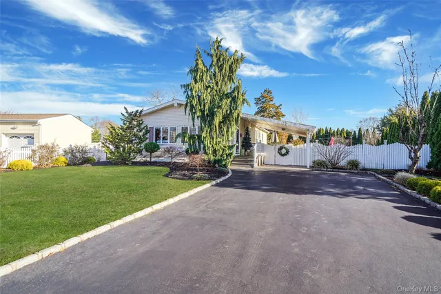 $669,000 | 15 Penn Drive, Smithtown, NY 11787