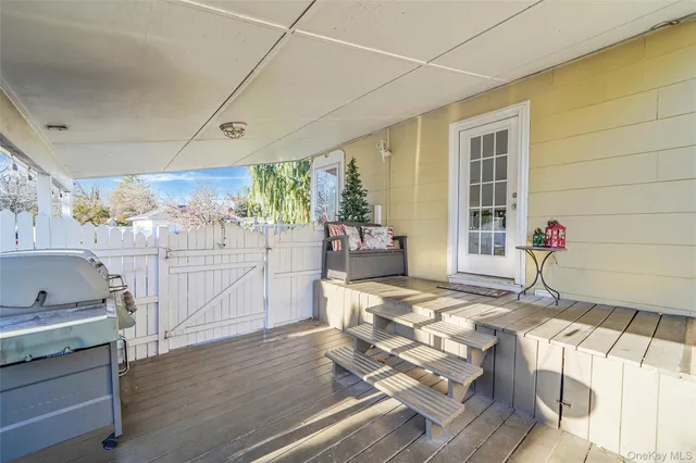 a view of a house with backyard porch and garden