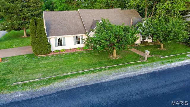 $230,000 | 1301 Beaty Mound Road, Jerseyville, IL 62052