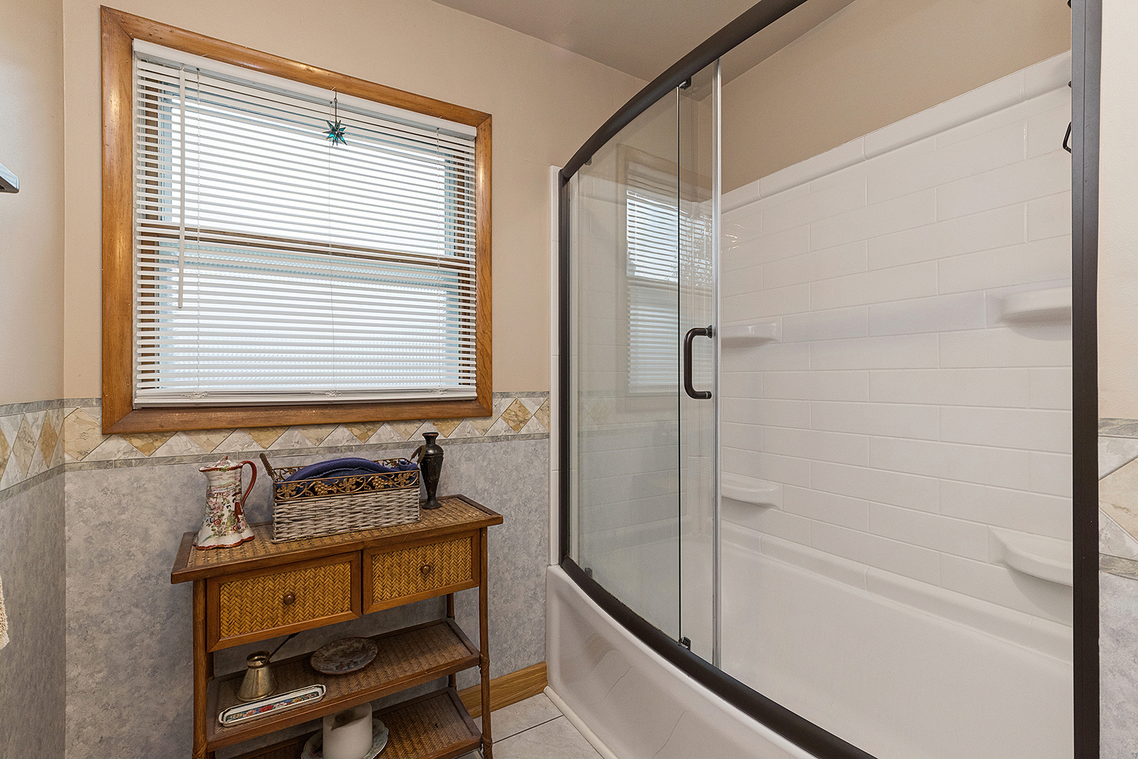 2924 192nd Place Lansing, IL 60438 - Photo 20 of 33 a bathroom with a bathtub and a shower