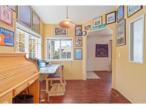 310 Pitney Lane, Unit 40 Junction City, OR 97448 - Photo 14 of 36 a dining room with a table and chairs