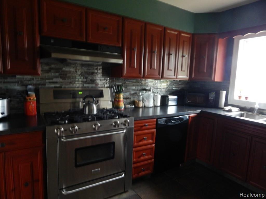 2740 North Hickory Ridge Road Highland, MI 48357 - Photo 2 of 11