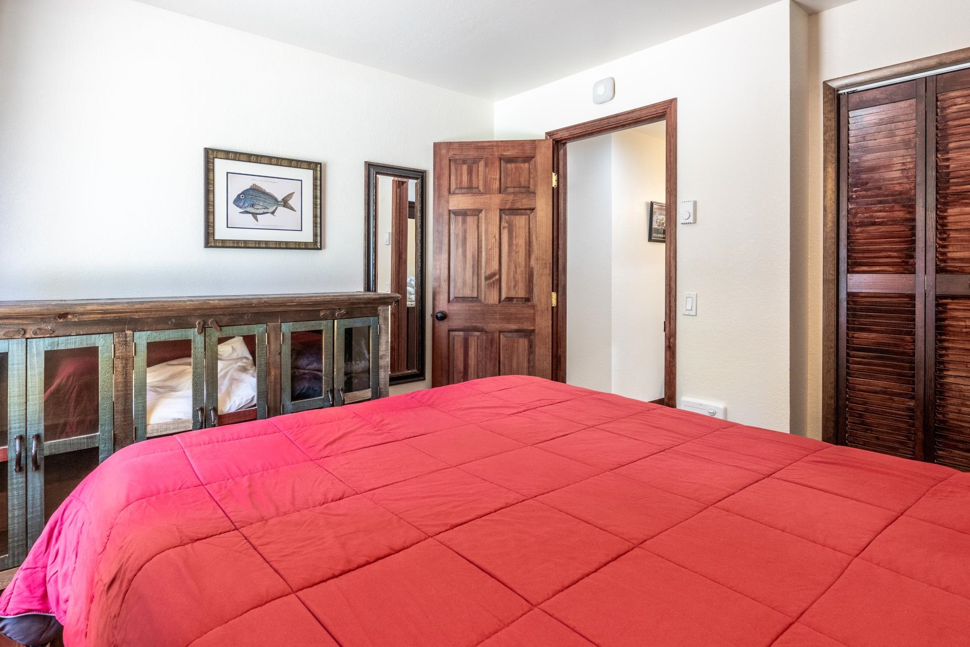 152 Viewpoint Road, Unit 115 Mammoth Lakes, CA 93546 - Photo 24 of 45 a large bedroom with a bed and a large mirror