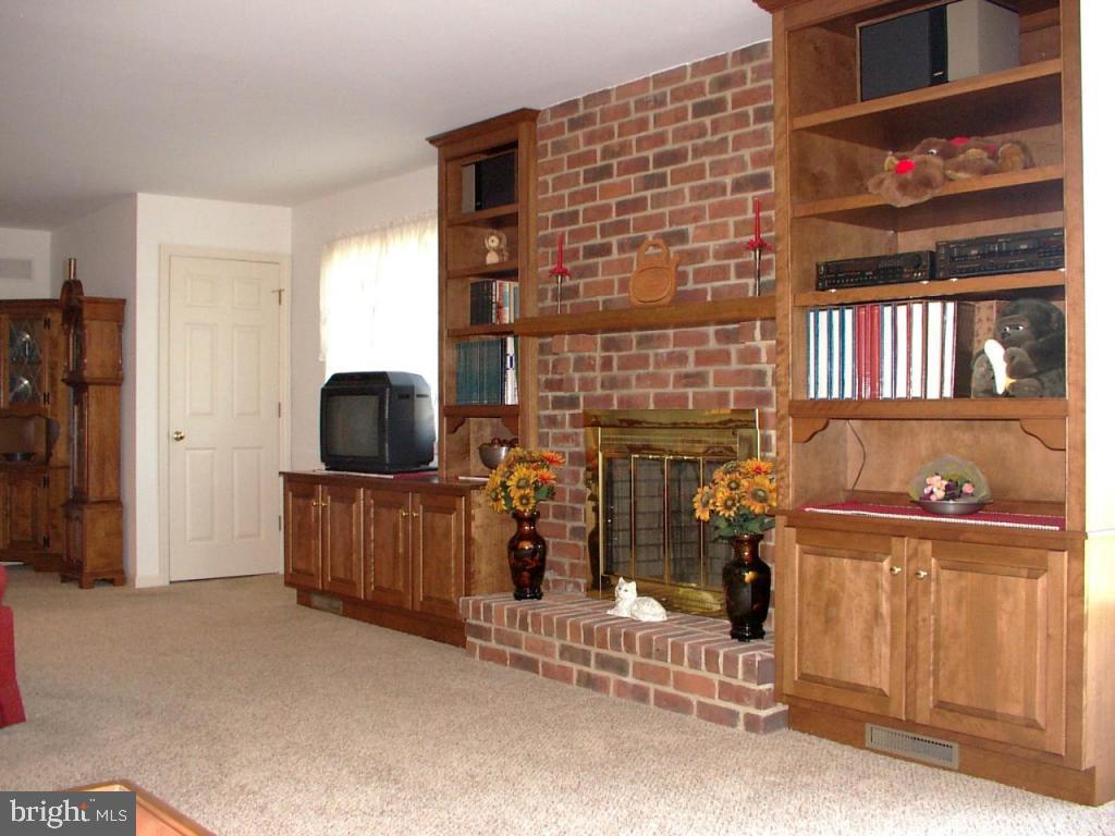137 Pepperton Court Lititz, PA 17543 - Photo 3 of 16 Gallery Image 3