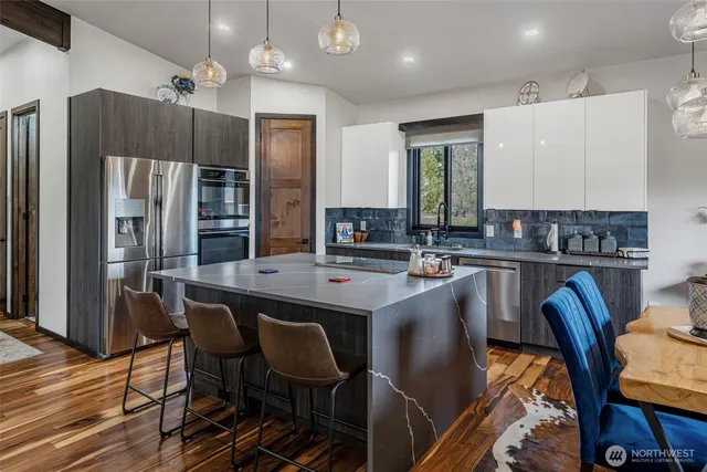 $899,888 | 12516 Kapowsin Highlands Drive East, Graham, WA 98338