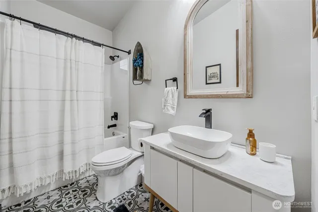 $899,888 | 12516 Kapowsin Highlands Drive East, Graham, WA 98338