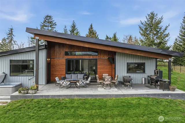 $899,888 | 12516 Kapowsin Highlands Drive East, Graham, WA 98338