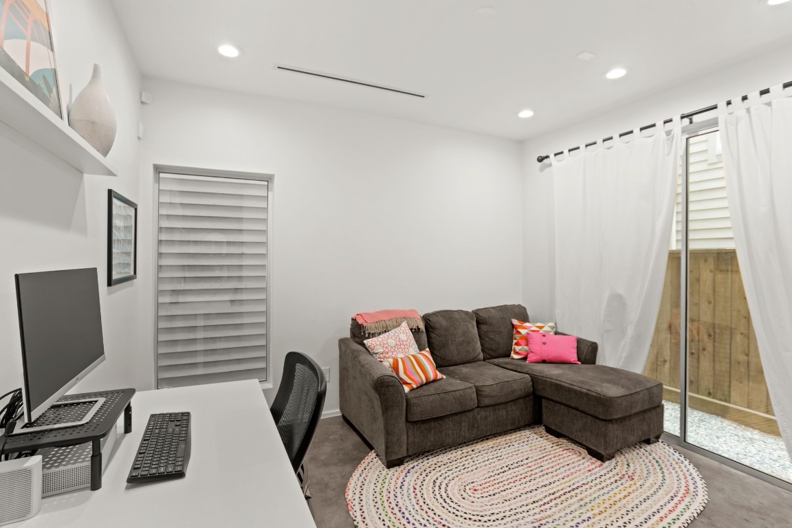 4302 Rose Street Houston, TX 77007 - Photo 21 of 25 a living room with furniture and a window