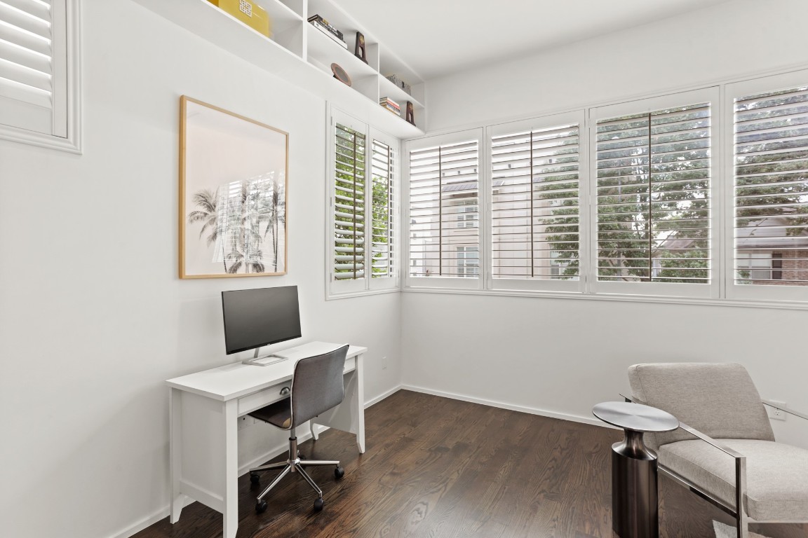 4302 Rose Street Houston, TX 77007 - Photo 8 of 25 a workspace with furniture and a window