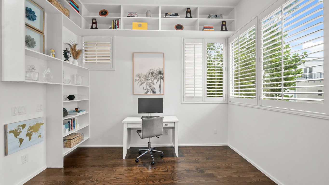 4302 Rose Street Houston, TX 77007 - Photo 9 of 25 a workspace with furniture and a window