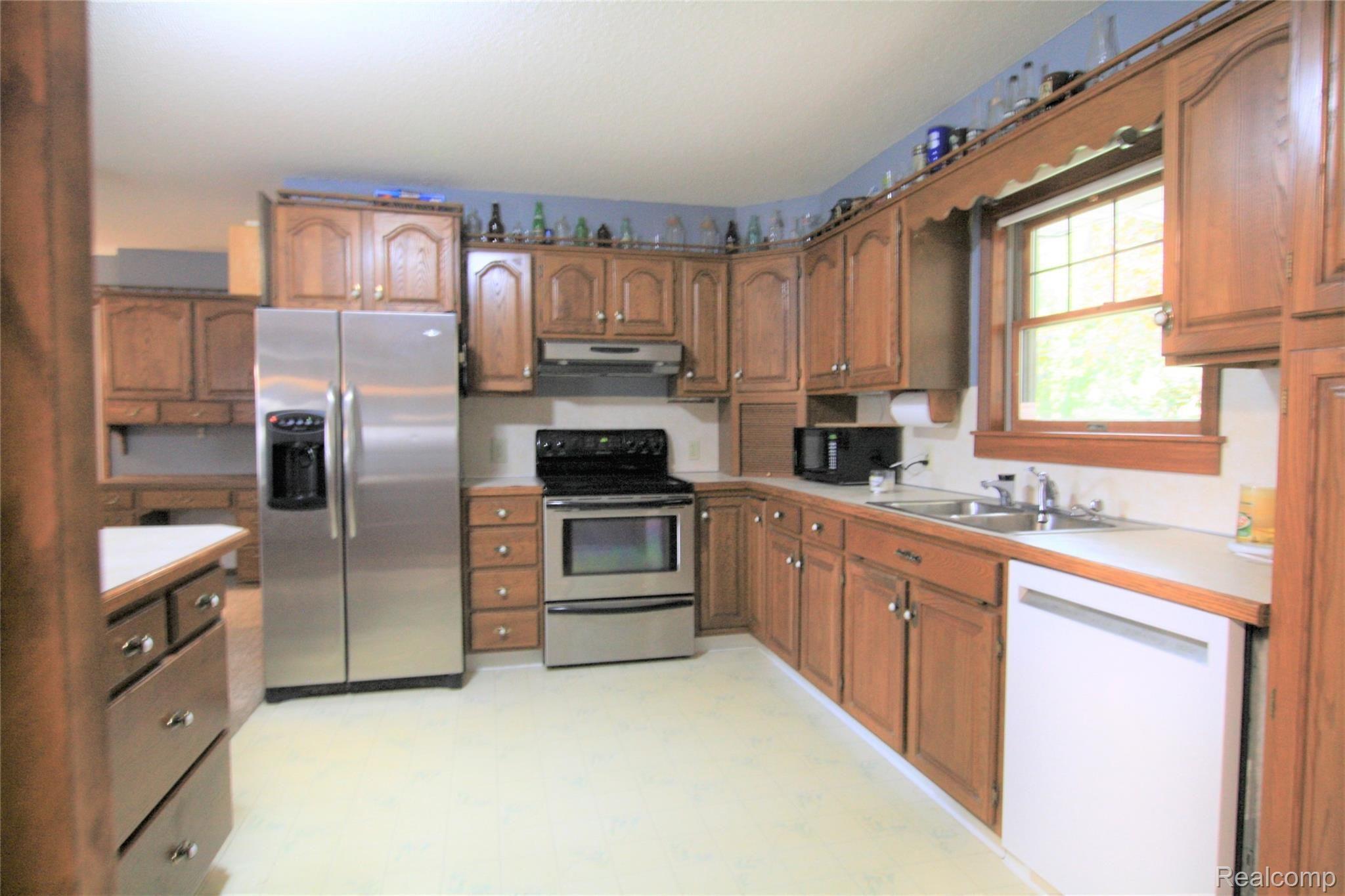1155 North Oak Road Davison, MI 48423 - Photo 7 of 19 KItchen.