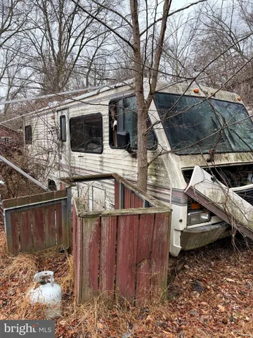 a view of backyard with small cabin