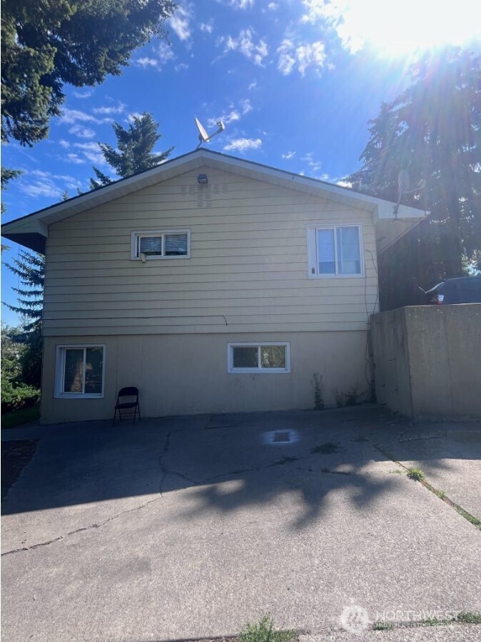 1230 Northeast Williams Street Pullman, WA 99163 - Photo 2 of 2 a backyard of a house