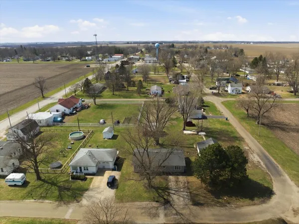 a picture of a lake view